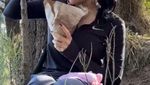 Gaya Keren Wendy Walters Saat Naik Gunung hingga Kulineran di Jepang