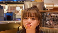 Mantan Reza Arap ini juga terlihat sering menikmati kuliner Jepang. Begini pose lucunya saat sedang menyantap salmon goreng di sebuah restoran sushi. Foto: Instagram @wendywalters