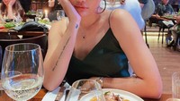 Momen kulinernya di Indonesia juga tampak keren. Saat itu, ia sedang menikmati makan malam di sebuah restoran dengan menu sajian daging panggang. Foto: Instagram @wendywalters