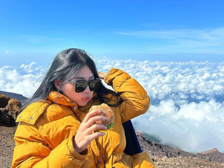 Gaya Keren Wendy Walters Saat Naik Gunung hingga Kulineran di Jepang