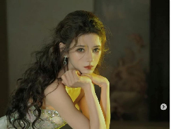 Gaun Terlalu Seksi, Artis China Viral Tutupi Belahan Dada dengan Bunga