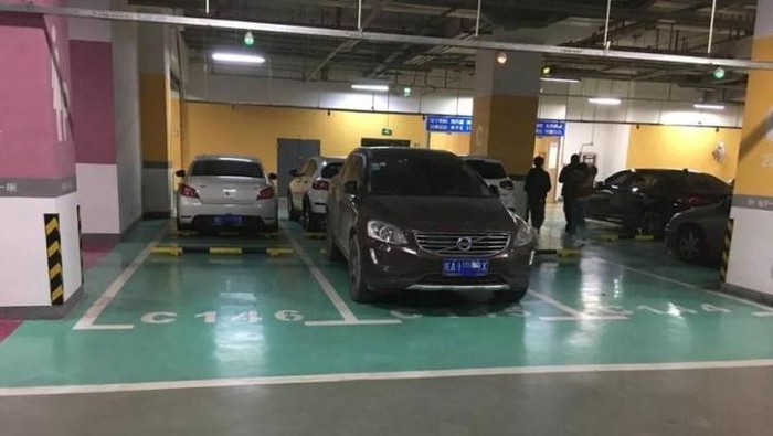 Zhou parkir mobil Changning International Parking Lot