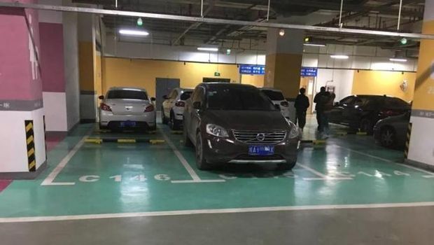 Zhou parkir mobil Changning International Parking Lot