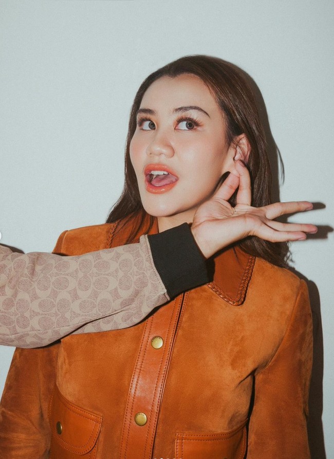 Aaliyah tampil cantik mengenakan setelan kulit berwarna coklat. Di beberapa foto terlihat keduanya memamerkan gaya jahil mereka. Seperti dalam foto ini, saat tangan Thariq tengah menjewer telinga Aaliyah. Foto: Instagram/@erichalamin