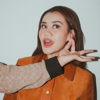 Aaliyah tampil cantik mengenakan setelan kulit berwarna coklat. Di beberapa foto terlihat keduanya memamerkan gaya jahil mereka. Seperti dalam foto ini, saat tangan Thariq tengah menjewer telinga Aaliyah. Foto: Instagram/@erichalamin