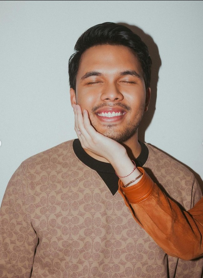 Berbeda dengan Thariq, dalam foto yang satu ini tangan Aaliyah justru terlihat begitu lembut memegang wajah Thariq yang sedang tersenyum sambil menutup mata. Tampil kompak, Thariq juga mengenakan pakaian berwarna coklat, senada dengan Aaliyah. Foto: Instagram/@erichalamin