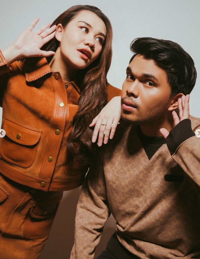 Dengan bantuan fotografer Agra Suseno, foto-foto pemotretan terbaru Aaliyah dan Thariq itu pun langsung mencuri atensi. Tak sedikit yang mengaku gemas melihat kemesraan Thariq dan Aaliyah. “gemes bgt yaampun,” tulis Tissa Biani. “Lucu2 banget foto2nya,” tambah lainnya. Foto: Instagram/@erichalamin