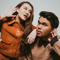 Dengan bantuan fotografer Agra Suseno, foto-foto pemotretan terbaru Aaliyah dan Thariq itu pun langsung mencuri atensi. Tak sedikit yang mengaku gemas melihat kemesraan Thariq dan Aaliyah. “gemes bgt yaampun,” tulis Tissa Biani. “Lucu2 banget foto2nya,” tambah lainnya. Foto: Instagram/@erichalamin