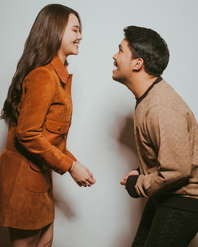 Melakukan pemotretan bersama, putri Reza Artamevia, Aaliyah Massaid, dan Thariq Halilintar tampil kompak dan mesra. Foto-foto pemotretan terbaru keduanya itu kemudian diunggah oleh akun Instagram sang fashion stylist, Erich Al Amin. Foto: Instagram/@erichalamin