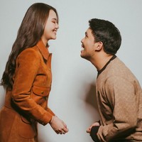 Melakukan pemotretan bersama, putri Reza Artamevia, Aaliyah Massaid, dan Thariq Halilintar tampil kompak dan mesra. Foto-foto pemotretan terbaru keduanya itu kemudian diunggah oleh akun Instagram sang fashion stylist, Erich Al Amin. Foto: Instagram/@erichalamin