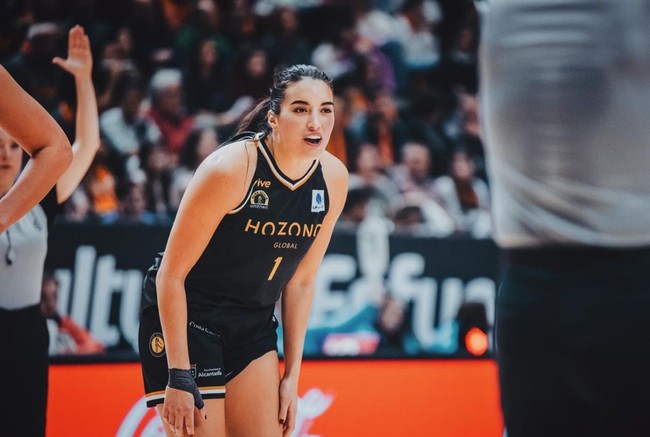 Dalam dunia basket, Aislinn dikenal dengan sebutan Ace Konnig. Dia debut secara internasional pada usia 14 tahun, pertama kali memperkuat Kanada di tim U-16 dan U-18 dalam turnamen FIBA Amerika. Foto: Instagram/@acekonig
