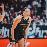 Dalam dunia basket, Aislinn dikenal dengan sebutan Ace Konnig. Dia debut secara internasional pada usia 14 tahun, pertama kali memperkuat Kanada di tim U-16 dan U-18 dalam turnamen FIBA Amerika. Foto: Instagram/@acekonig