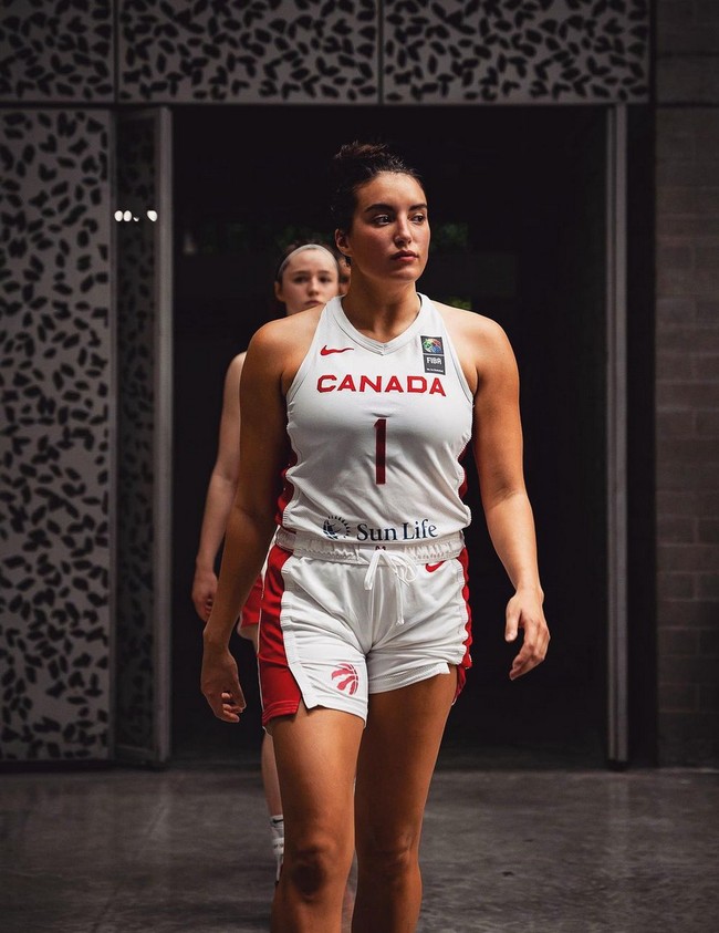 Aislinn Konig merupakan atlet basket Kanada-Austria yang membela klub Belgia, Mithra Castors Braine, dan juga anggota timnas Kanada. Asmaranya dengan pesepakbola Sandy Walsh sudah terjalin selama dua tahun. Foto: Instagram/@acekonig