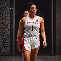 Aislinn Konig merupakan atlet basket Kanada-Austria yang membela klub Belgia, Mithra Castors Braine, dan juga anggota timnas Kanada. Asmaranya dengan pesepakbola Sandy Walsh sudah terjalin selama dua tahun. Foto: Instagram/@acekonig