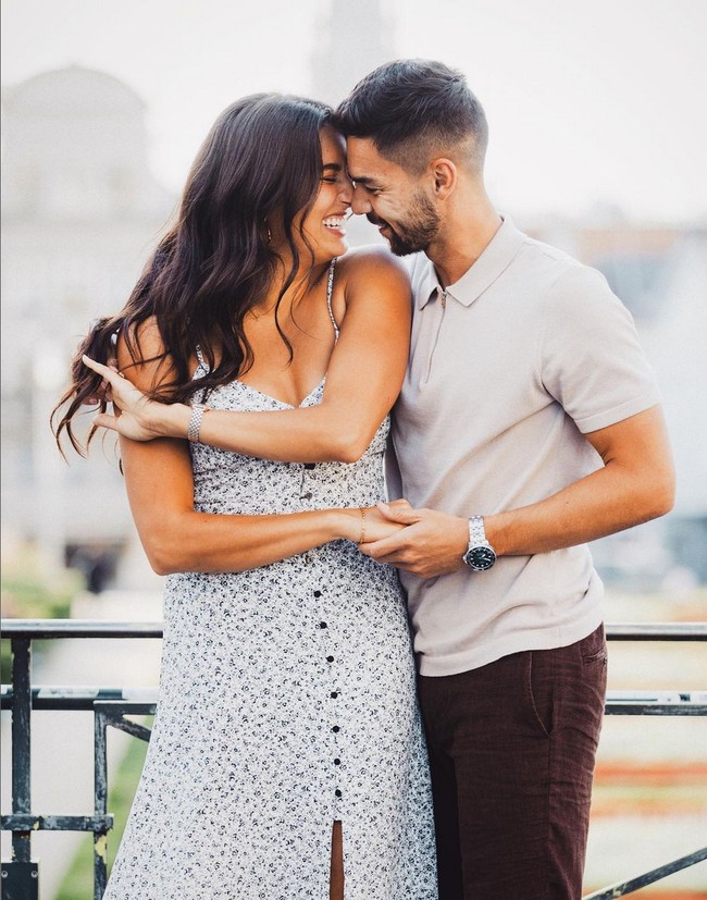 Pada Mei 2023, Sandy Walsh bertunangan dengan Aislinn. Sandy melamar wanita 25 tahun ini dengan cincin bertatahkan berlian bentuk oval. “Here’s to love, laughter, and happily ever after,” tulis Aislinn mengungkapkan kebahagiaannya di Instagram. Foto: Instagram/@acekonig