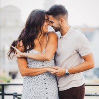 Pada Mei 2023, Sandy Walsh bertunangan dengan Aislinn. Sandy melamar wanita 25 tahun ini dengan cincin bertatahkan berlian bentuk oval. “Here’s to love, laughter, and happily ever after,” tulis Aislinn mengungkapkan kebahagiaannya di Instagram. Foto: Instagram/@acekonig