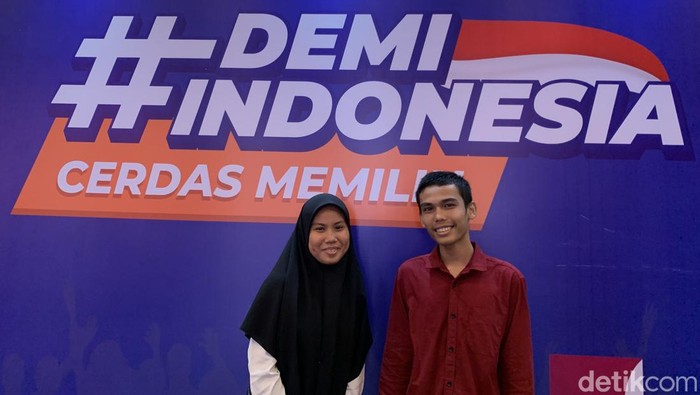 Aisyah Hafizh dan Agussalim, siswa kelas 12 SMA CT Arsa Foundation hadir di acara #Demi Indonesia Cerdas Memilih. (Kartika Sari/detikSumut)