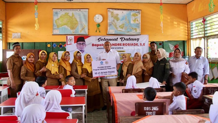 Andre Rosiade berikan beasiswa untuk murid SD di Padang.