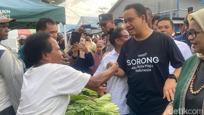 Anies Baswedan saat menemui pedagang di kawasan Jembatan Puri, Kota Sorong. Juhra Nasir/detikcom