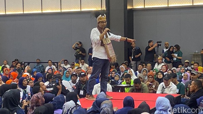 Anies Rasyid Baswedan saat berorasi di Hotel Novotel, Sorong, Papua barat Daya. (Juhra Nasir/detikcom)