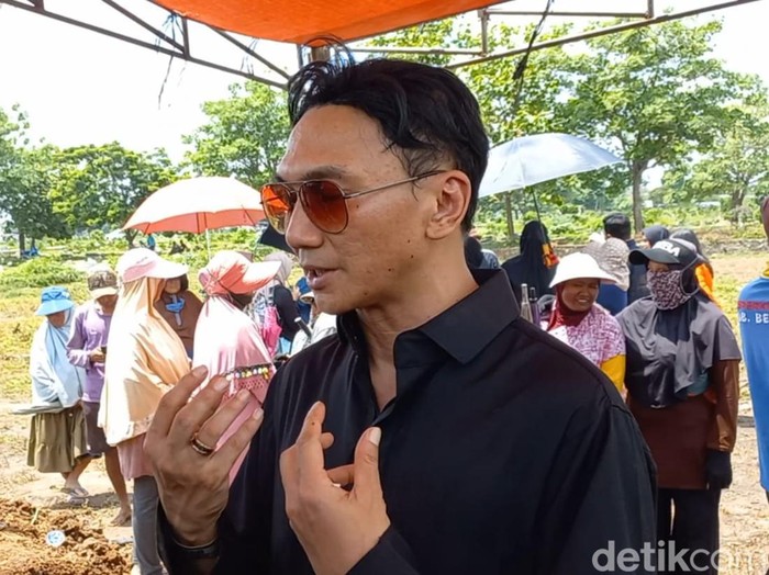 Anji saat ditemui usai pemakaman sang ayah.
