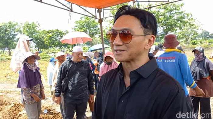 anji Anji saat ditemui di pemakaman sang ayah.