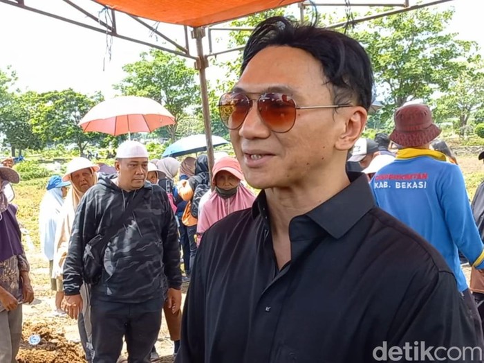 Anji saat ditemui di pemakaman sang ayah.