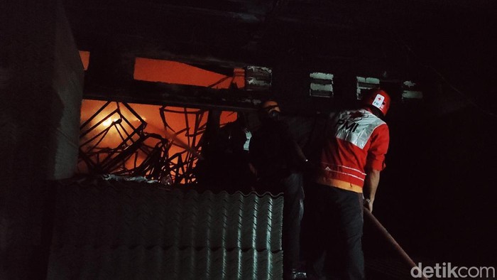 Api masih berkobar di toko material Cianjur