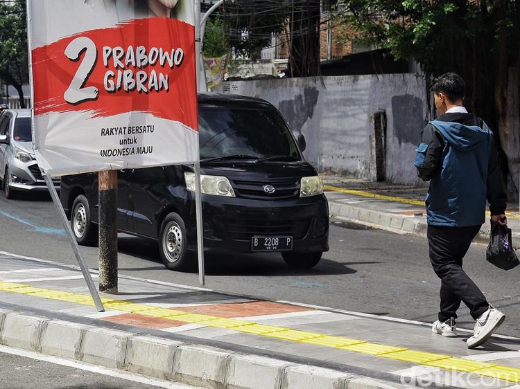 Duh, Baliho Capres-Cawapres Serobot Jalur Pejalan Kaki
