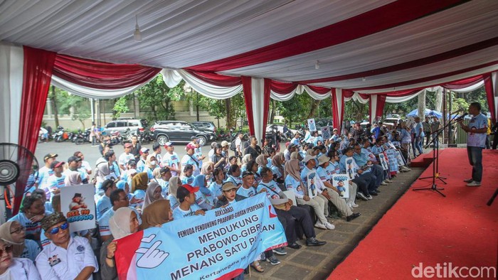 Bawa Poster Gemoy, Perperan Deklarasi ke Prabowo-Gibran Pemuda Pendukung Prabowo-Gibran (Perperan) mendeklarasikan dukungan terhadap Prabowo Subianto dan Gibran Rakabuming Raka. Mereka membawa poster gemoy.