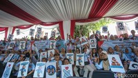 Dalam deklarasinya mereka kompak mengenakan seragam biru bergambarkan Prabowo - Gibran dengan simbol dua jari.  