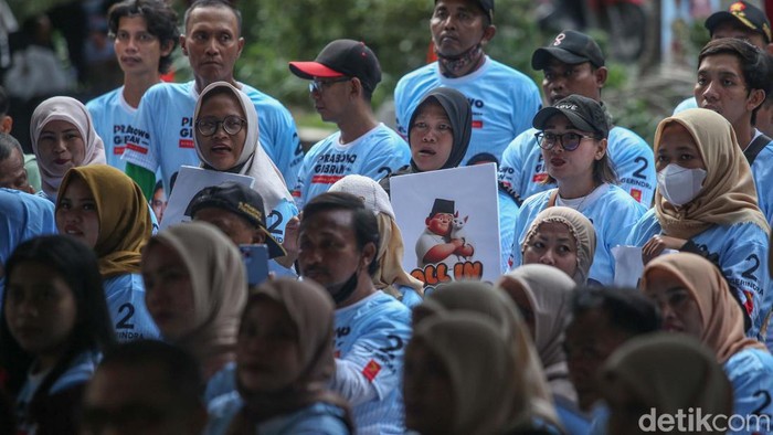 Bawa Poster Gemoy, Perperan Deklarasi ke Prabowo-Gibran Pemuda Pendukung Prabowo-Gibran (Perperan) mendeklarasikan dukungan terhadap Prabowo Subianto dan Gibran Rakabuming Raka. Mereka membawa poster gemoy.