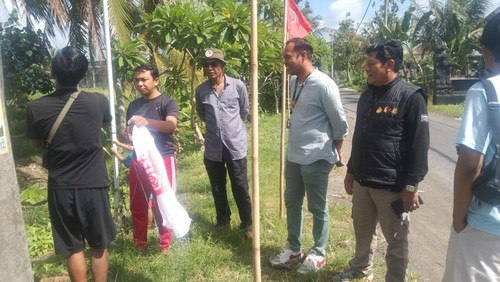 Bawaslu Tabanan saat menemukan pelanggaran kampanye di salah satu lokasi di wilayah Kabupaten Tabanan, Bali. (Foto: Bawaslu Tabanan)