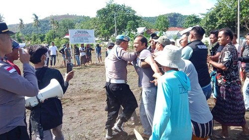 Bentrokan warga vs perusahaan di Kecamatan Sekotong, Lombok Barat, Nusa Tenggara Barat (NTB). (Foto: Humas Polres Lombok Barat)