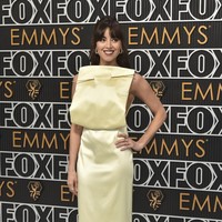 Penampilan unik dihadirkan bintang The White Lotus Aubrey Plaza. Ia memakai column dress berwarna kuning pucat dari koleksi Loewe Spring-Summer 2024 yang dihiasi jarum raksasa pada bagian bodice. (Foto: Richard Shotwell/Invision/AP)