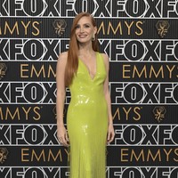 Lime green dari gaun Gucci menawarkan kesegaran tersendiri di karpet merah ajang penghargaan bergengsi bagi insan TV Hollywood ini. (Foto: Richard Shotwell/Invision/AP)
