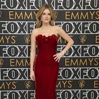 Meghann Fahy, juga dari The White Lotus juga tak kalah menyuguhkan gaya terbaiknya. Strepless dress Armani Prive yang dihiasi dekorasi berbentuk bunga tiga dimensi menjadi andalannya. (Foto: AP Photo/Ashley Landis)