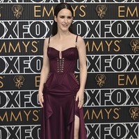 Primetime Emmy Awards ke-75 tak kehilangan aura glamornya meski sempat diundur karena aksi mogok sineas Hollywood. Antusiasme terlihat dari penampilan maksimal selebriti, seperti yqng diberikan oleh Rachel Brosnahan. Bintang serial ‘The Marvelous Mrs. Maisel’ ini memesona dengan gaun marun korset struktural dari Versace. (Foto: Richard Shotwell/Invision/AP)