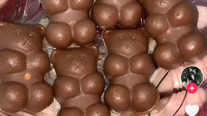 Bikin Jomblo Iri, Pria Ini Bikin Cokelat Beruang Sendiri Untuk Kekasih