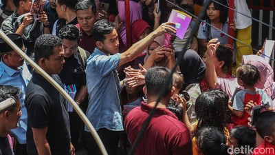 Blusukan ke Warakas, Gibran Bagi-bagi Buku
