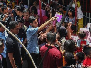 Blusukan ke Warakas, Gibran Bagi-bagi Buku
