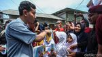 Blusukan ke Warakas, Gibran Bagi-bagi Buku
