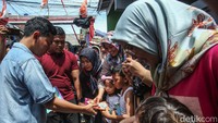 Sejak awal kedatangannya Gibran langsung membagikan buku kepada orang tua dan anak-anak.