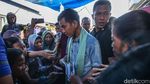 Blusukan ke Warakas, Gibran Bagi-bagi Buku