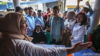 Gibran juga meninjau jalannya pemeriksaan kesehatan gratis.