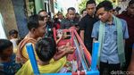 Blusukan ke Warakas, Gibran Bagi-bagi Buku