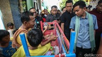 Gibran blusukan hingga ke gang-gang sempit sambil membagikan buku.