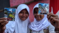 Selain buku, Gibran juga membagikan gantungan kunci berwajah dirinya.
