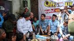 Blusukan ke Warakas, Gibran Bagi-bagi Buku