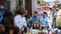 Gibran juga berdiskusi dengan warga sekitar.